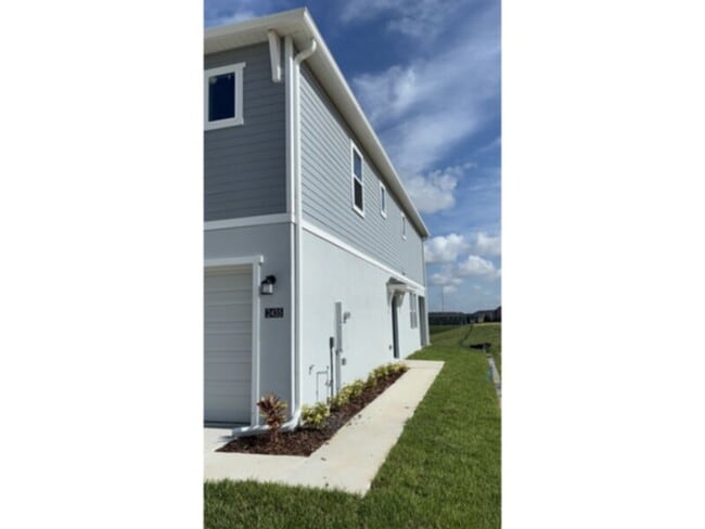 Foto del edificio - BRAND NEW 3 bedroom 2.5 bath with 2 car ga...