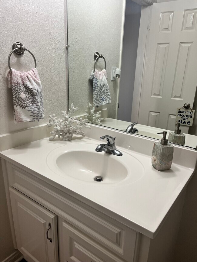 Foto del edificio - 16405 Cornuta Apartments