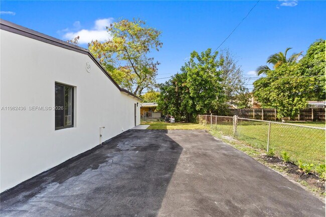 Foto del edificio - Northwest 17th Court, Opa-locka, FL 33054 - 5 BR 3 BA single-family home