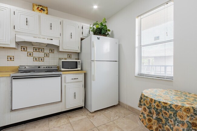 Foto del edificio - 2811 Somerset Dr