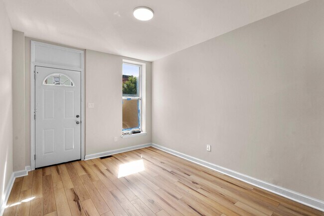 Foto del edificio - 428 N Patterson Park Ave
