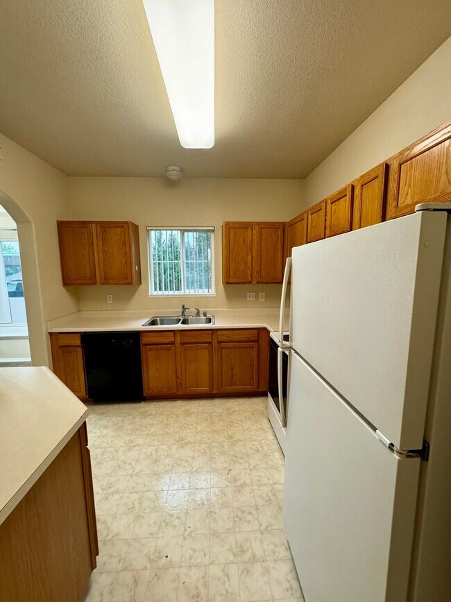 Building Photo - Gated West Side 2 bedroom/2 bath condo
