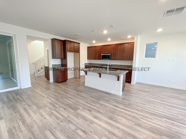 Building Photo - Brand new 3bed/2.5 bath in South Natomas!