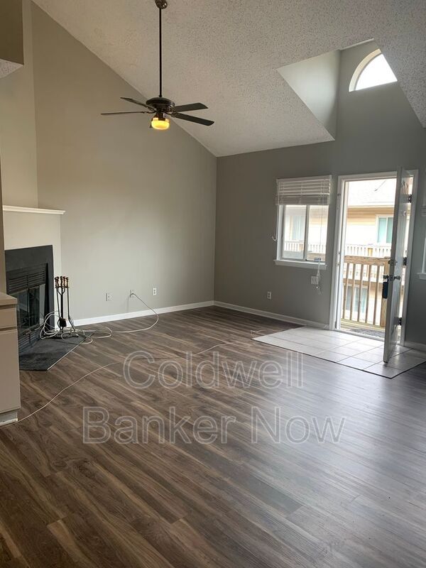 Building Photo - 833 Little Bay Ave