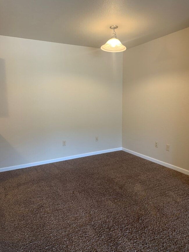 Building Photo - Beautiful 2 bedroom with a balcony!