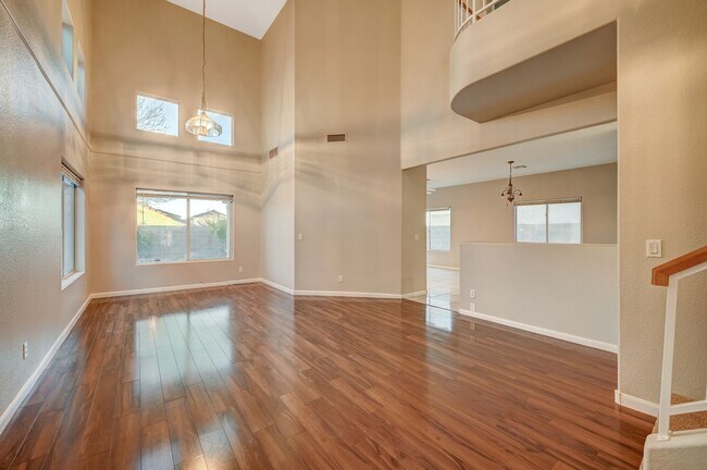 Building Photo - 2 STORY HOME W/3 BDRMS, 2.5 BATH & A 2 CAR...