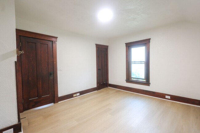 Foto del edificio - 1119 W 11th St