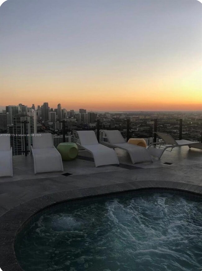 Foto del edificio - 501 NE 31st St