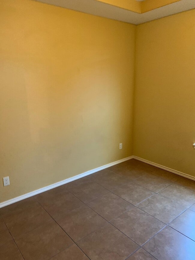 Building Photo - 2021 Bahamas Dr