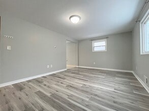 Building Photo - 424 Springville Ave