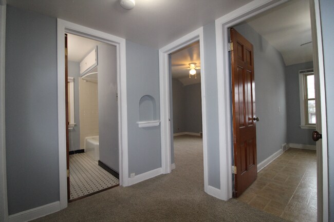 Building Photo - 420 W Hampton Ave