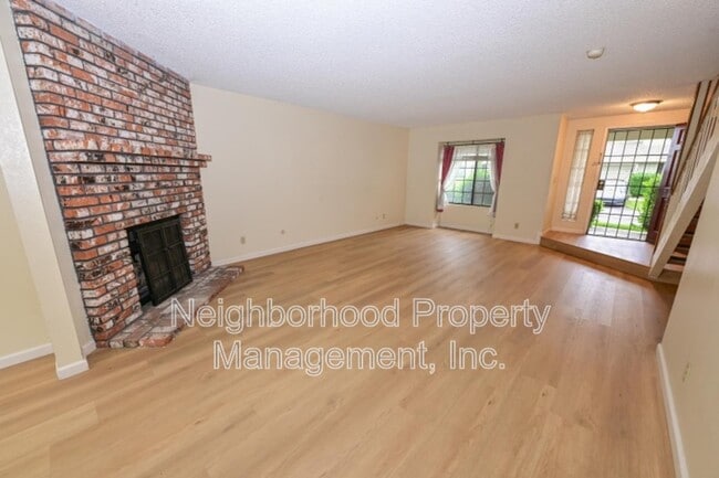 Building Photo - 4718 E Alamos Ave