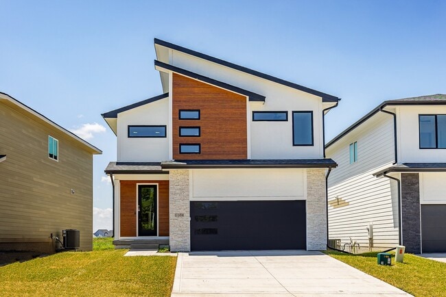 Building Photo - 1100 NW Sproul Dr