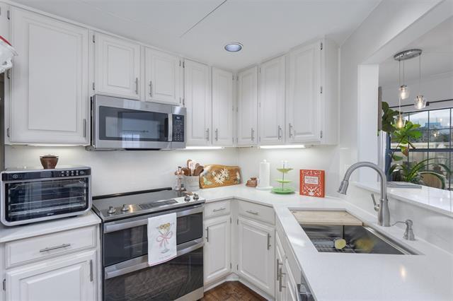 Foto del edificio - 5950 Lindenshire Ln