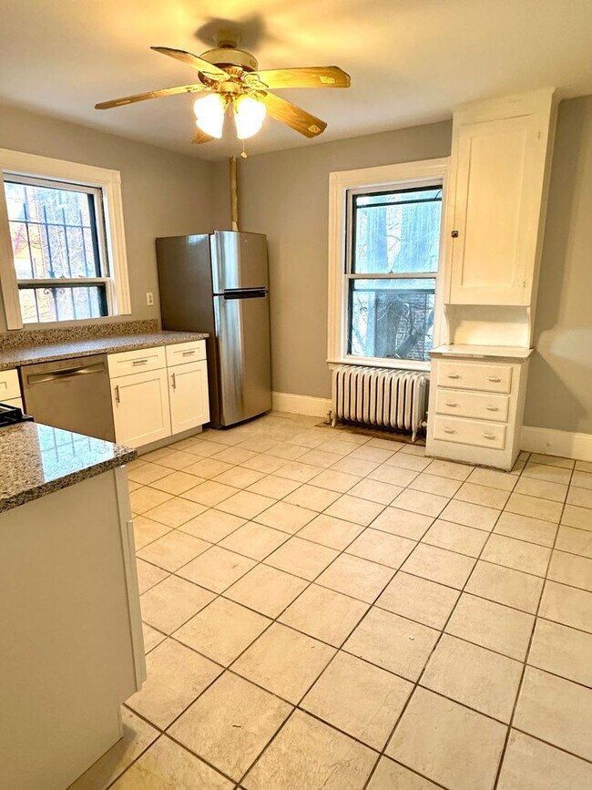Building Photo - New Updates! Heat/ Hot water included. Pri...