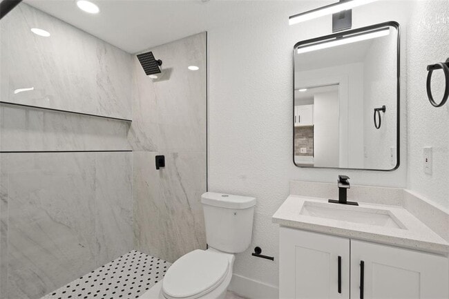 Building Photo - 2008 Oakwood Ave