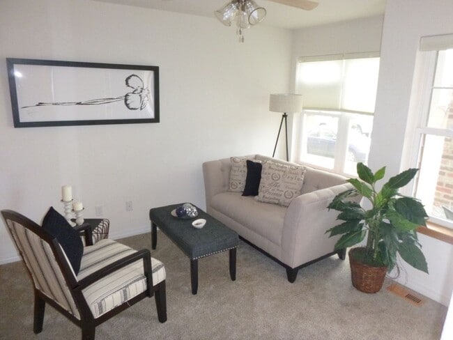 Building Photo - Modern Condo Living with Mountain Views in...