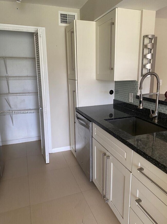 Foto del edificio - 2371 NW 33rd St