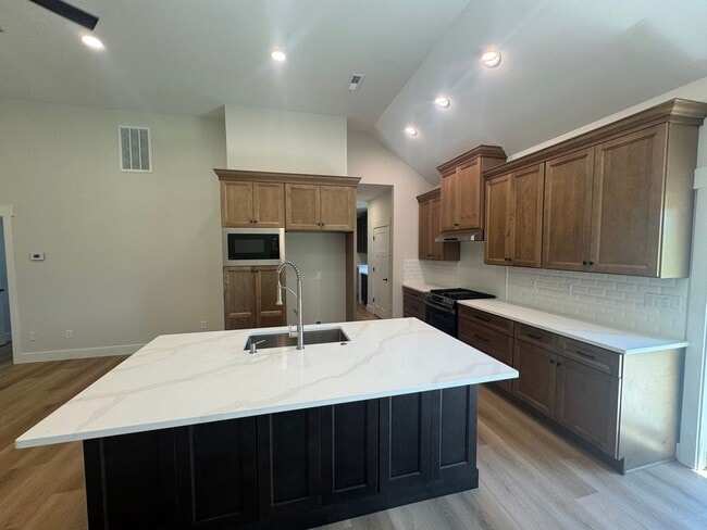 Foto del edificio - Home on 5 Private Acres with Gated Drive