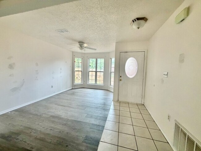 Building Photo - 963 Claeven Cir