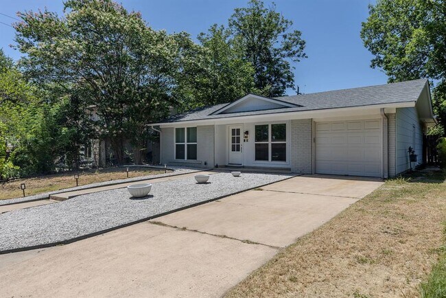 Building Photo - 501 Arbor Ln
