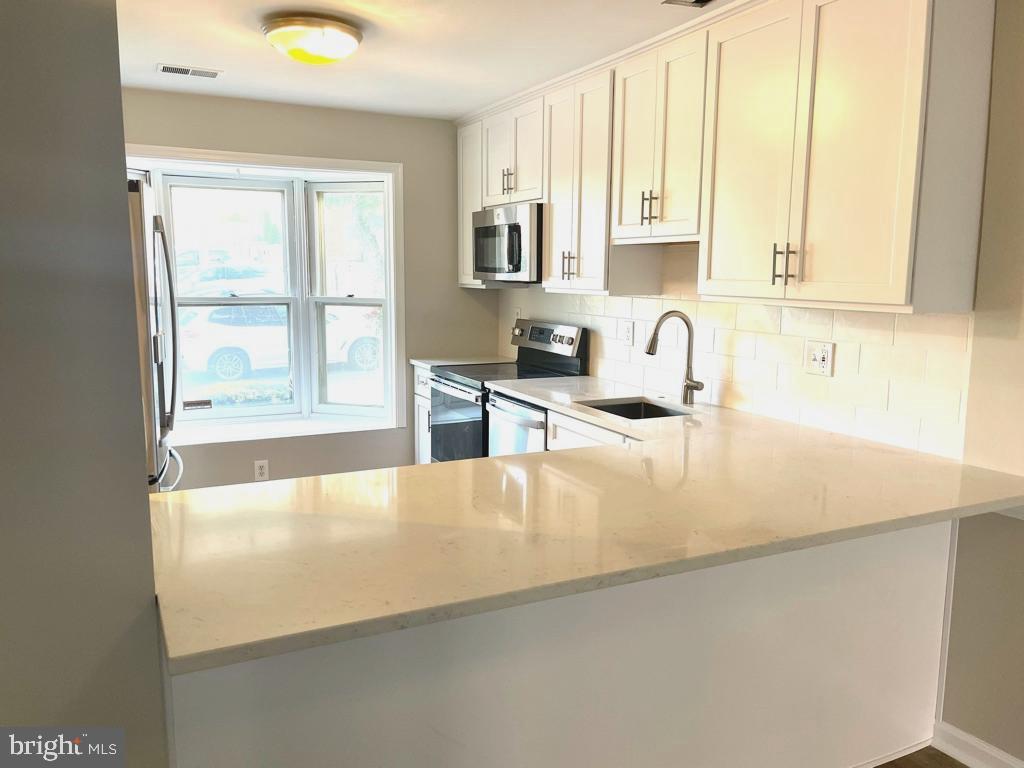 Foto principal - 2540 Fairfax Dr