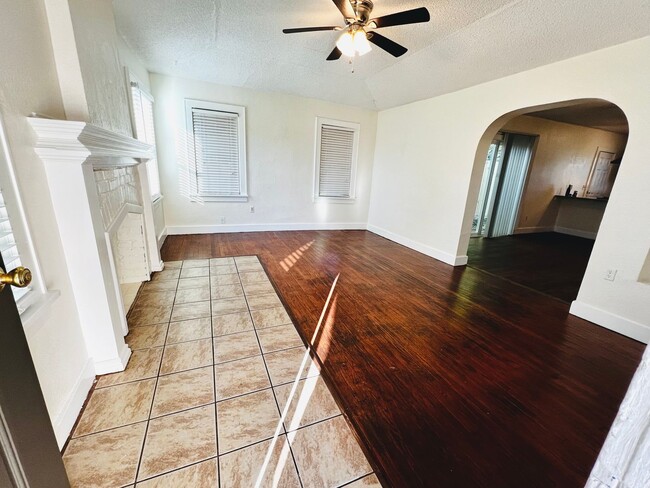 Foto del edificio - Large 2BD 1BA bungalow in NW OKC!!