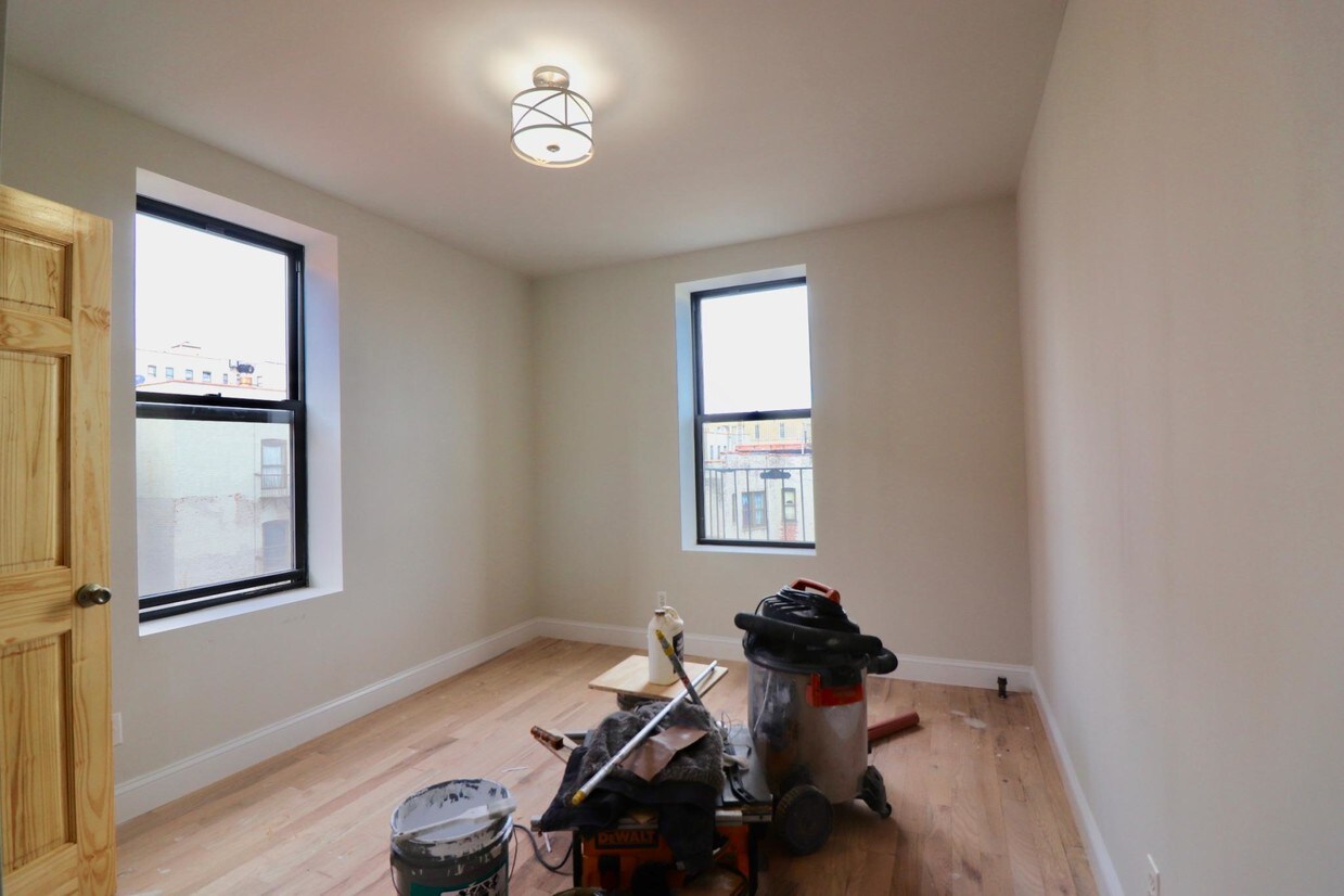 Primary Photo - 209 E 165th St