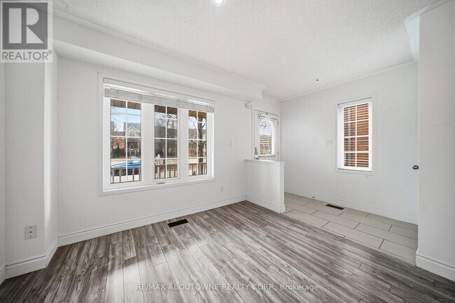 Photo du bâtiment - 2502 Postmaster Dr