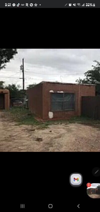 Front Parking - 141 Mesilla St NE