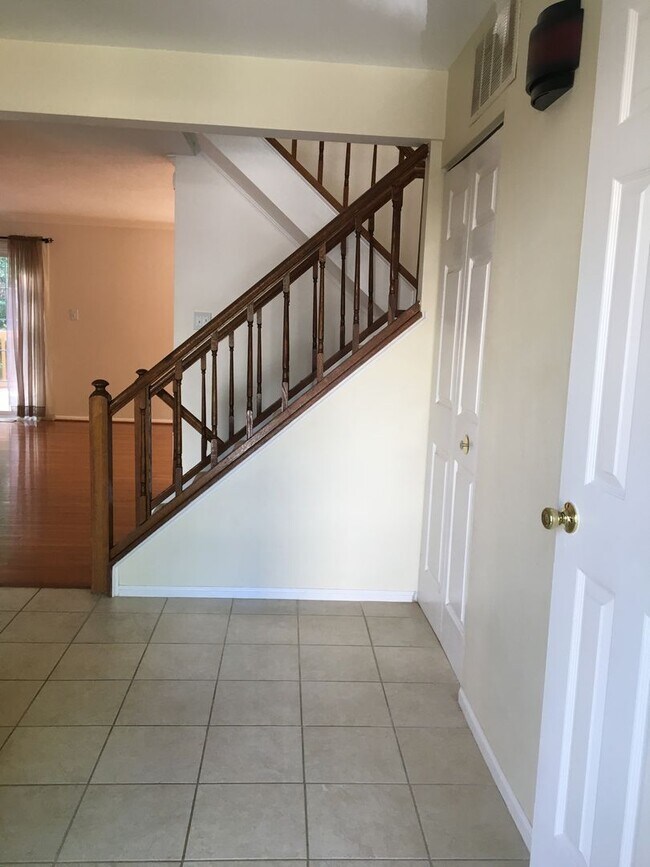 Foto del edificio - Beautiful 3 Bed, 3.5 Bath Brick Townhouse ...