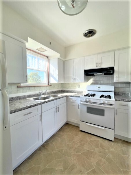 Building Photo - 4824 S Lotus Ave
