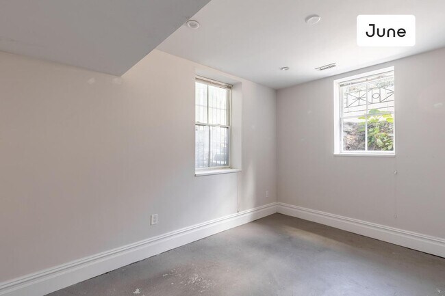 Foto del edificio - ROOM ONLY in 6-bed/3.0-bath Home
