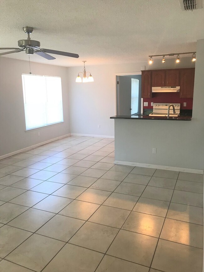Foto del edificio - 2 Bedroom / 2 Bathroom Upstairs Condo with Large Screened Covered Porch