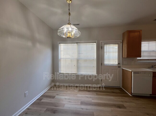 Foto del edificio - 2825 Bennington Dr