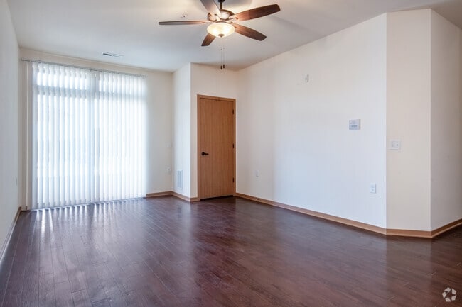 1BR + Den, 1BA - 1000SF - The Addison