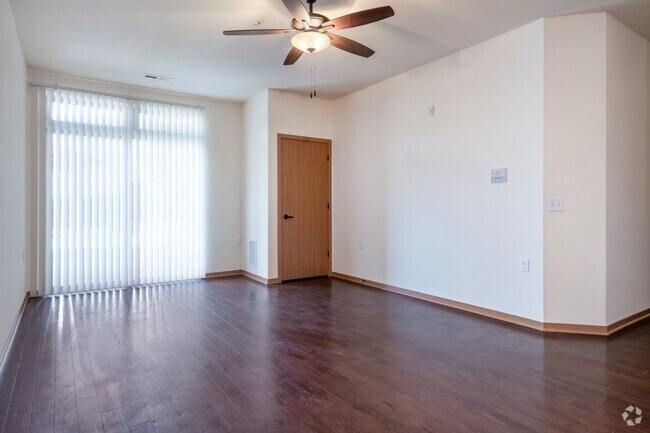 1BR + Den, 1BA - 1000SF - The Addison