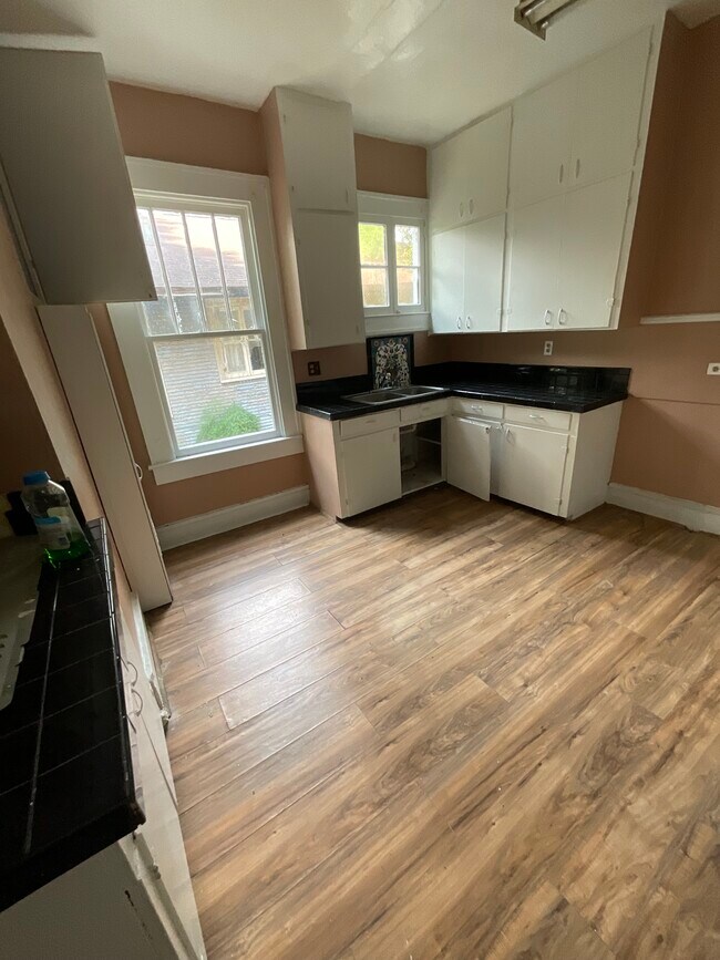 Building Photo - 415 Young St