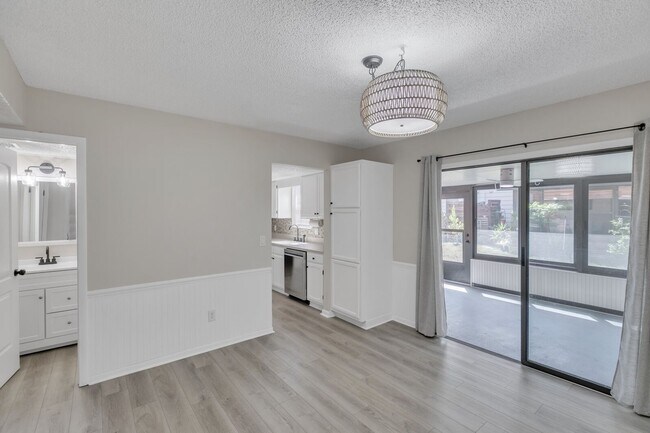 Foto del edificio - Renovated 3 bedroom/ 2.5 bathroom townhome...