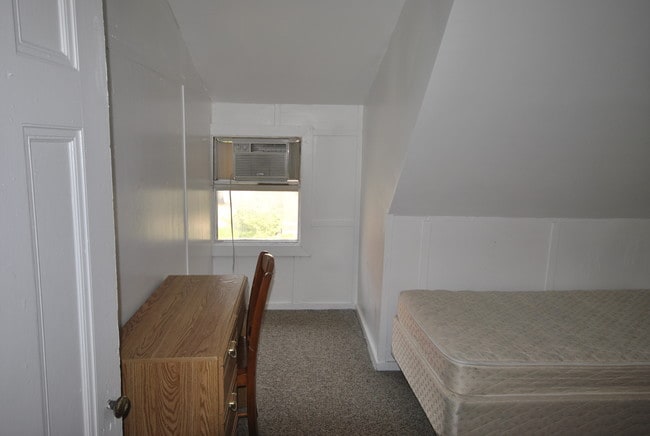 Building Photo - 1100 Hill St