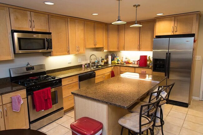 Foto del edificio - 3737 N Pine Grove Ave