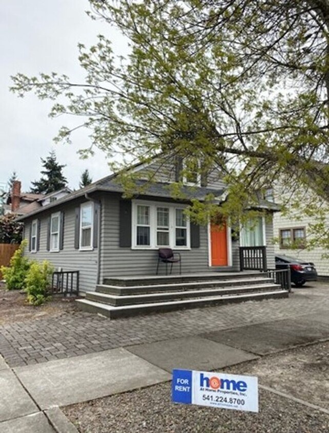 Primary Photo - 5 Bed 2 Bath Home With Private Backyard On...