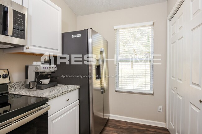 Foto del edificio - 4289 Westglen Rd