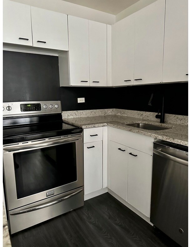 Foto del edificio - 655 W Irving Park Rd