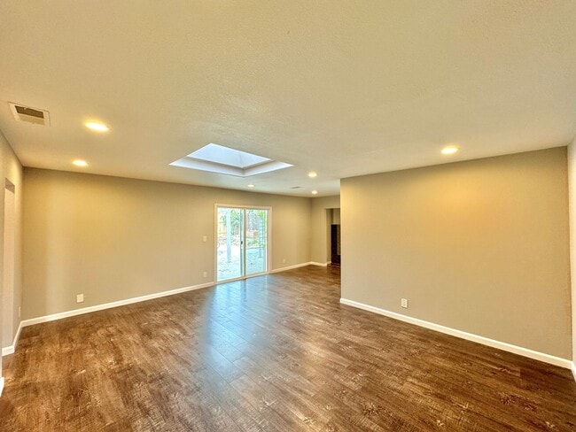 Building Photo - Great 4B/2BA House in Oceanside!