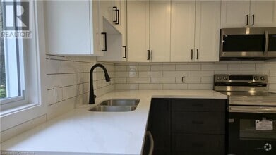 Building Photo - 404 Forest Hill Dr