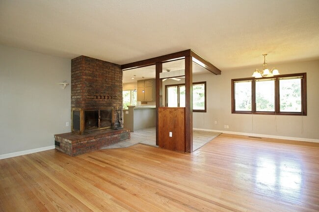 Building Photo - Spacious 3 Bed Mid-Century Ranch on Large ...