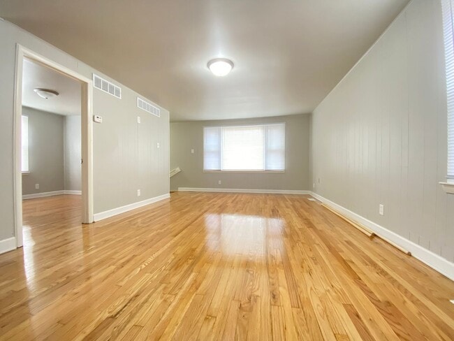 Building Photo - 3 Bed 1.5 Bath Home In Gary