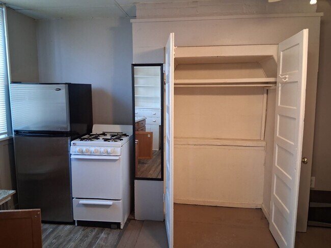 Building Photo - Compact Convenience: Efficiency Studio Next to Hospital, Utilities Included