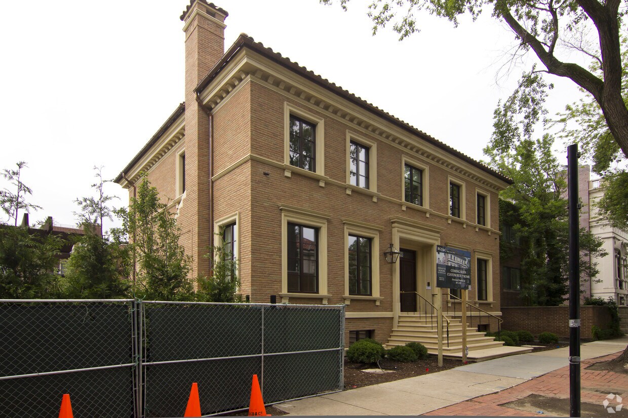 Building Photo - 1950 N Burling St